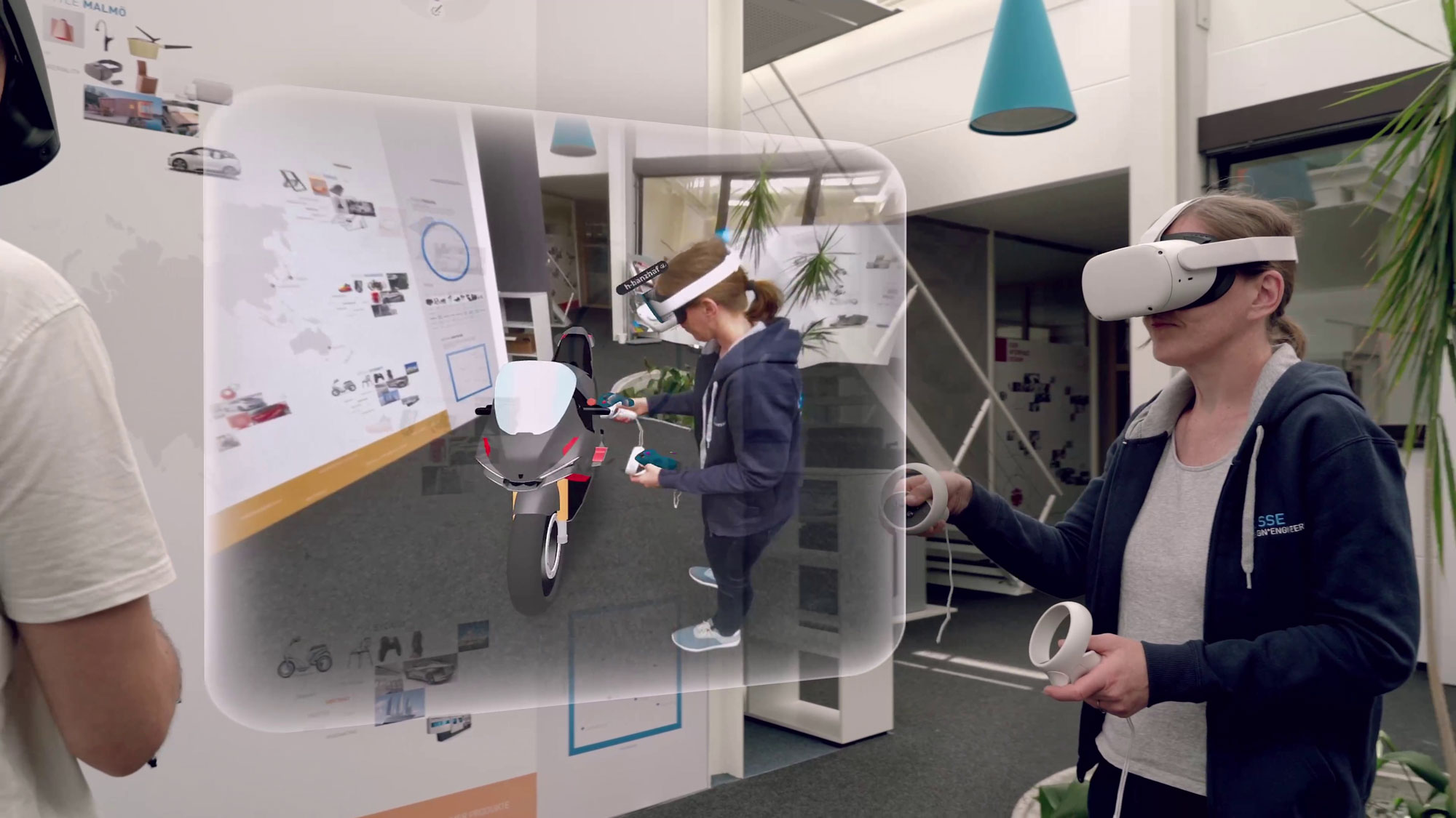 Frau mit VR-Headset und Handcontroller bei der Interaktion mit einem holografischen 3D-Display in einer Büroumgebung zu Produktdesignzwecken.